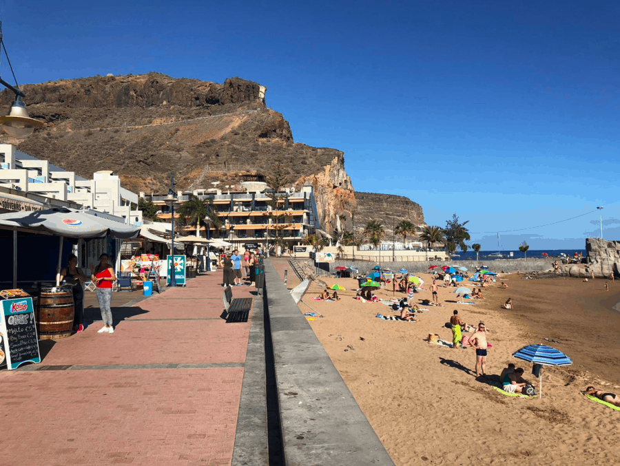 Boulevard en strand van Playa de Mogan in Puerto de Mogan Gran Canaria