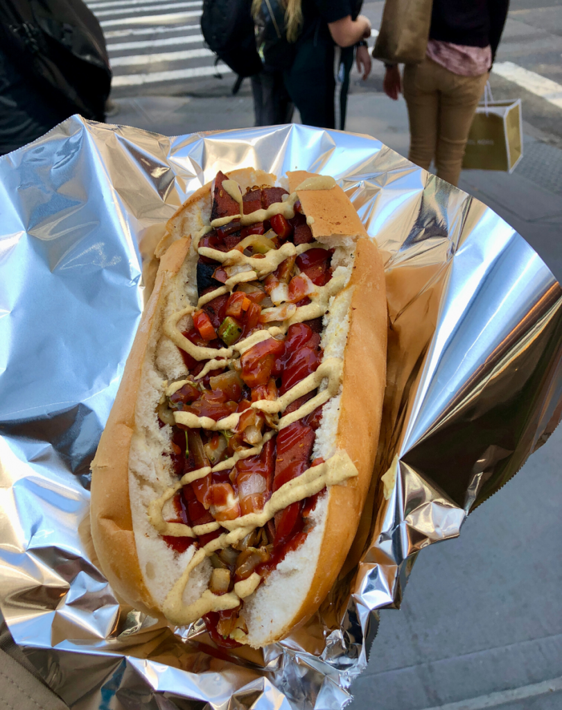Chili hotdog eten bij de hotdog kraam op fifth avenue in new york