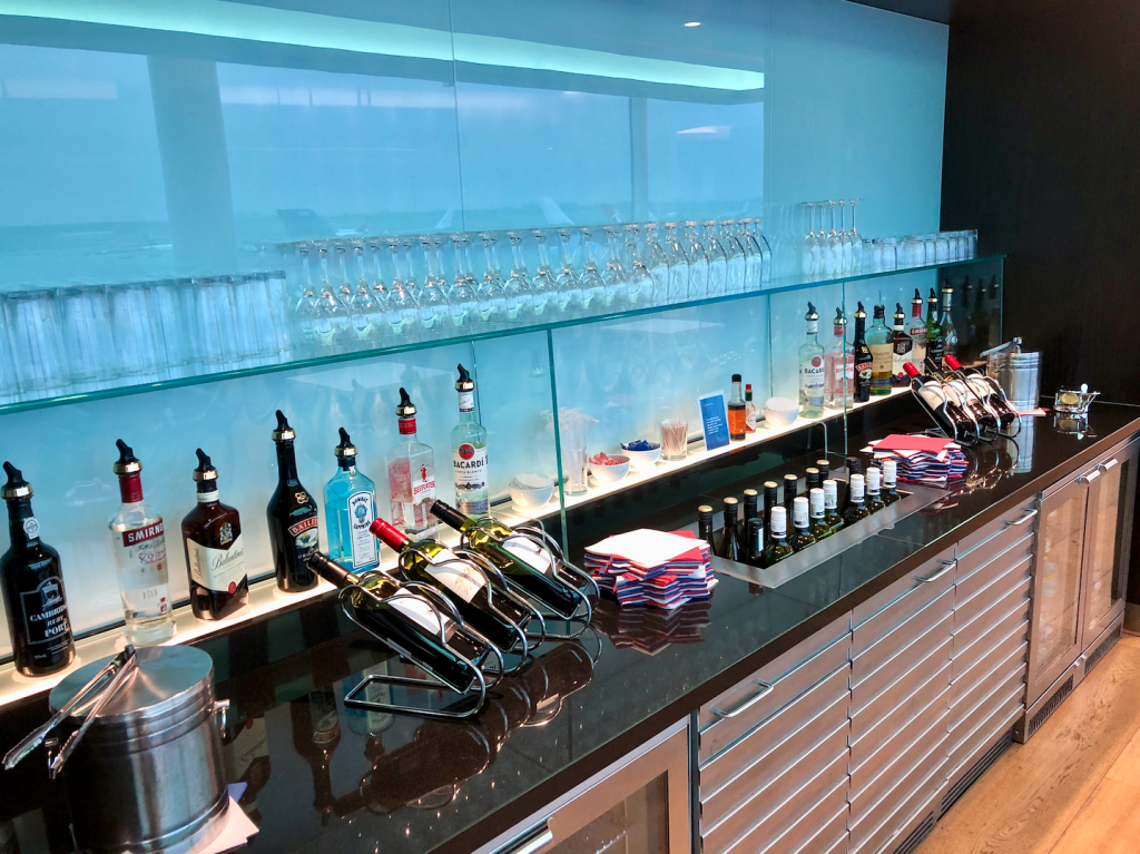 Wijn en champagne bar in de British Airways lounge op Schiphol
