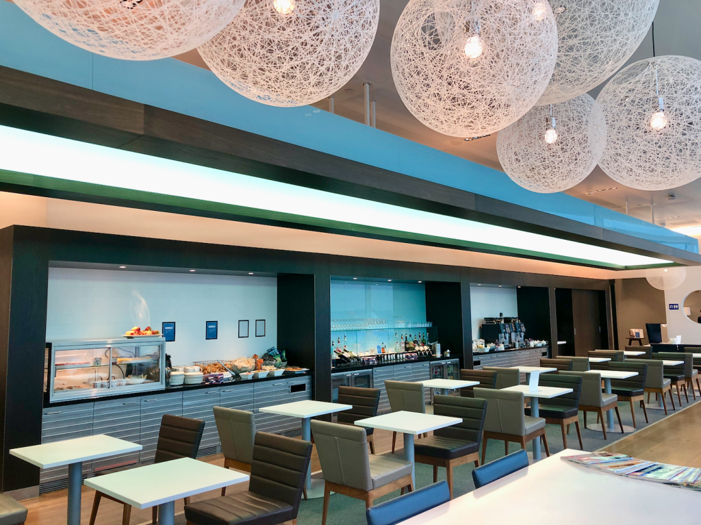Buffet en zitgedeelte British Airways lounge op Schiphol
