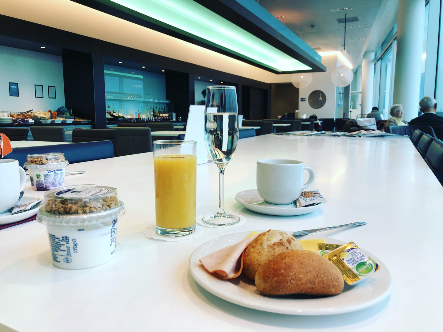 Ontbijt in de British Airways lounge op Schiphol Amsterdam voor Business Class en members