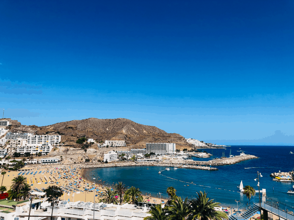 Strand en baai van Puerto Rico op Gran Canaria