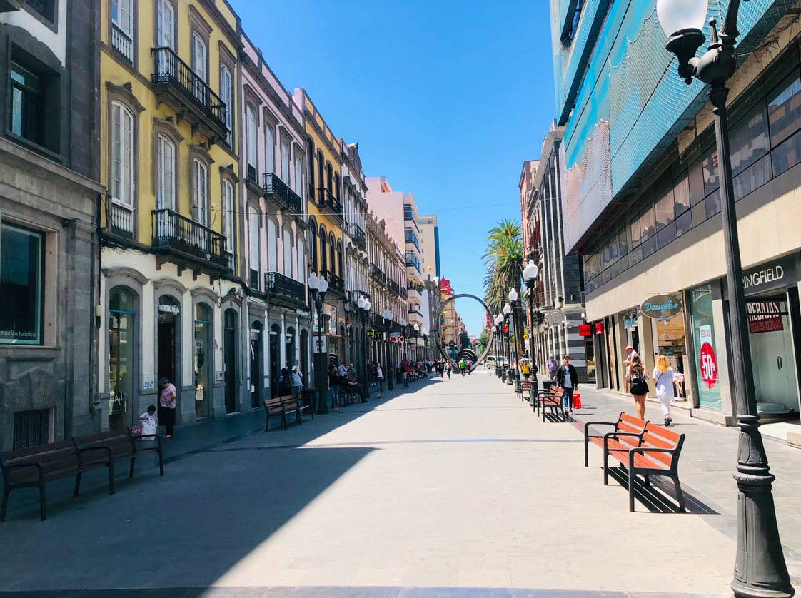 Winkelstraat Calle Triana in Las Palmas met zitbankjes en kleurrijke historische gebouwen