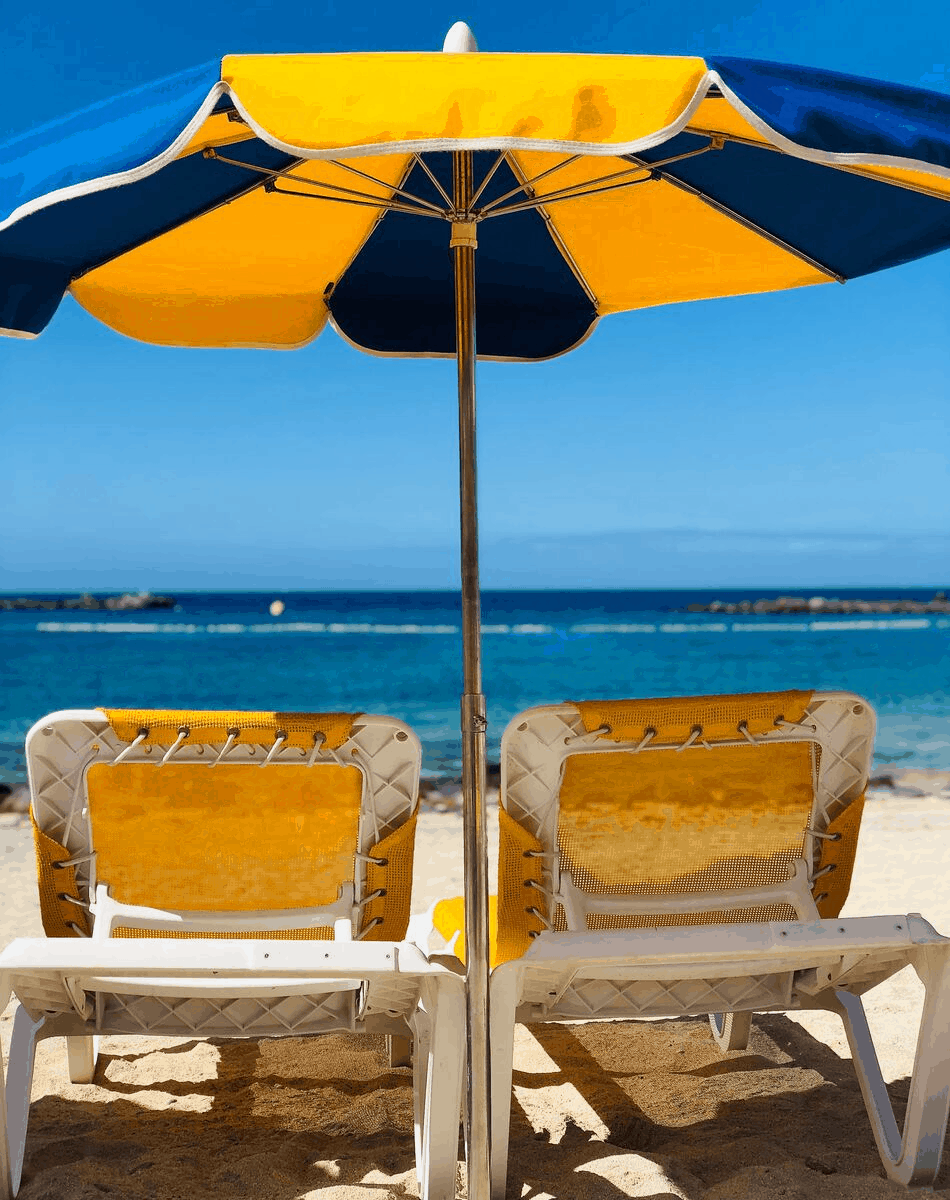 Zonnebedjes op Amadores mooiste stranden op Gran Canaria