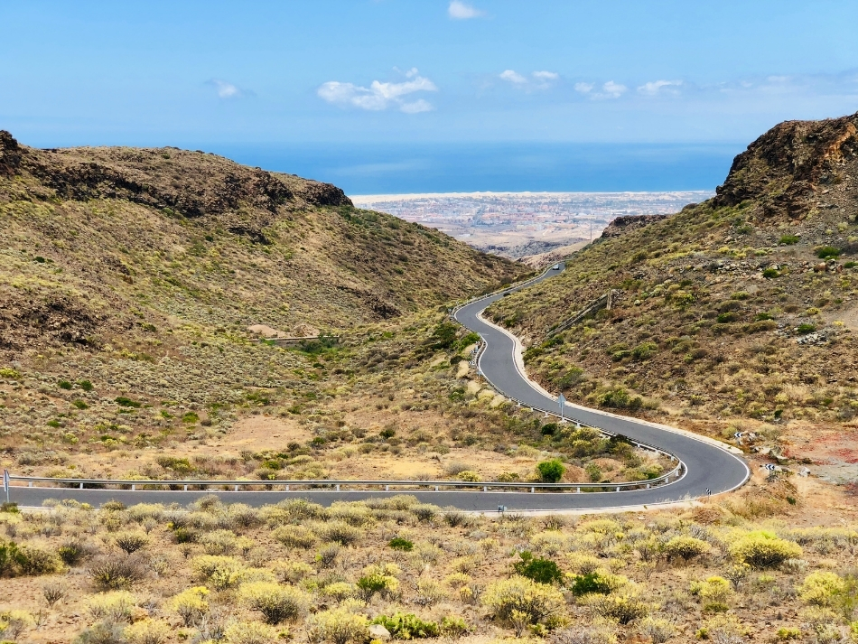 bergweg op gran canaria met de duinen van maspalomas op de achtergrond de leukste outdoor activiteiten op Gran Canaria