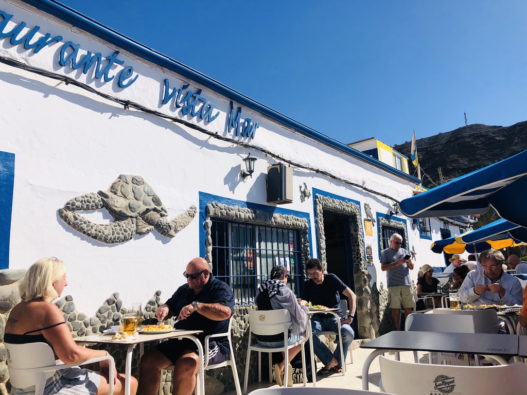 Eilandvibe mensen aan het eten bij restaurant vista mar in tauro op gran canaria
